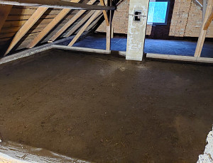 Zateplení stropu rodinného domu pomocí foukané izolace